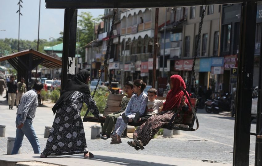 Niños jugando en un columpio en Srinagar, India. Foto: EFE