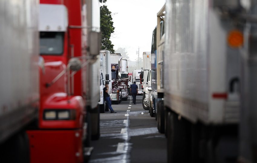 Camioneros esperan que las vías sean desbloqueadas en Viguí, provincia de Veraguas. Foto: EFE