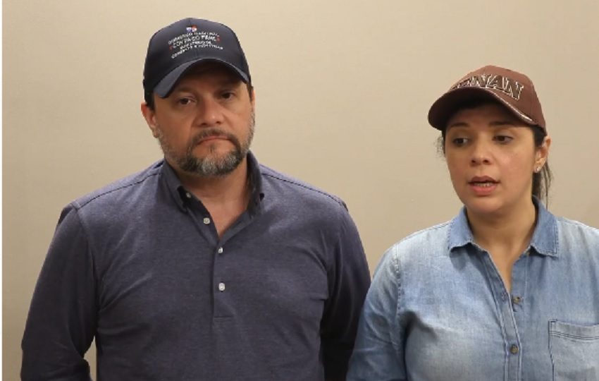 Julio Moltó, ministro de Comercio, y la ministra de Trabajo Jackeline Muñoz, hacen referencia  a los resultados de la tercera reunión con  los miembros de Sitraibana. Foto. Cortesía 