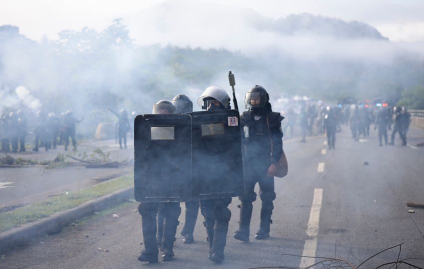  Integrantes de la Unidad de Control de Multitudes de Panamá (UCM) y manifestantes se enfrentan. Foto: EFE