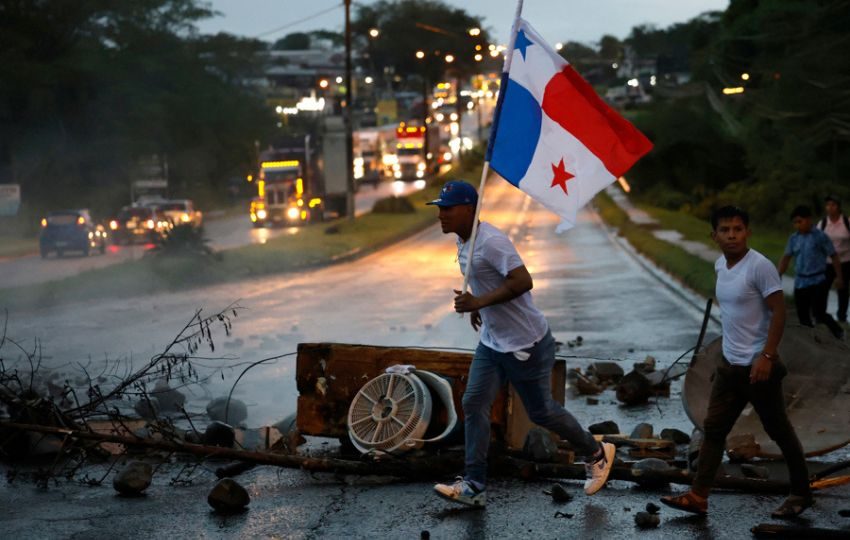  Manifestantes bloquean una vía durante una protesta en Santiago de Veraguas. Foto: EFE