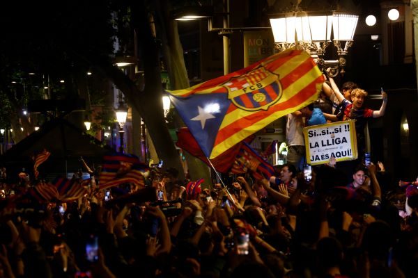 Aficionados del Barça celebran en la fuente de Canaletas el título. Foto: EFE