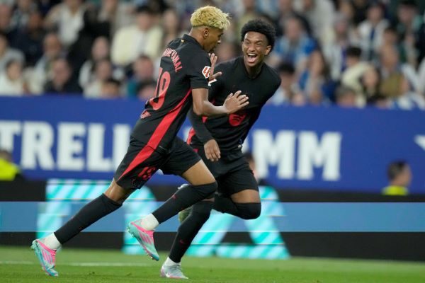Lamine Yamal (izq.) festeja su gol ante Espanyol. Foto: EFE