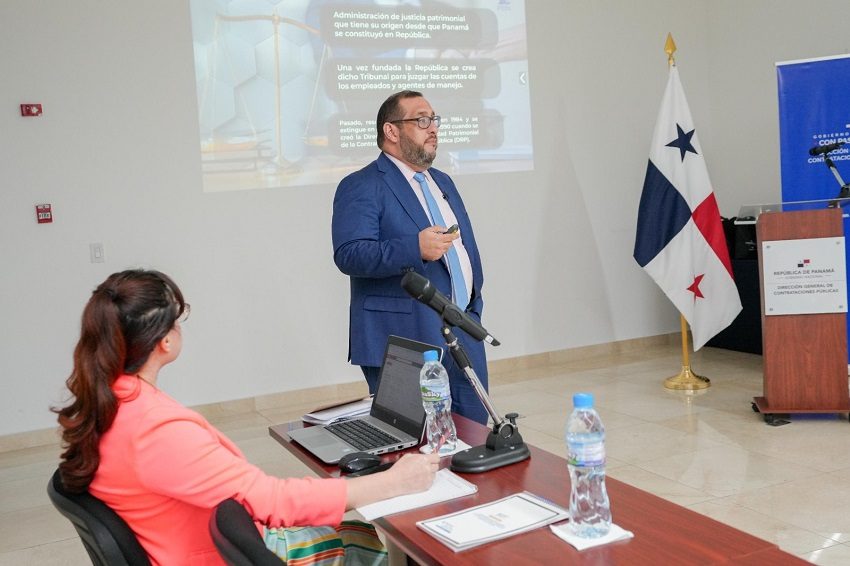 El magistrado Del Rosario durante la capacitación brindada en Contrataciones Públicas. Foto: Cortesía TC