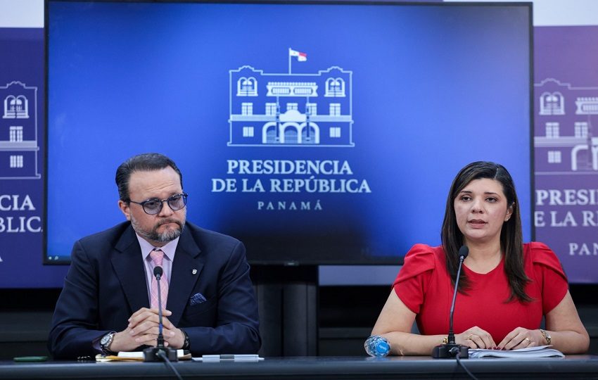 El ministro del MICI, Julio Moltó y la titular de Mitradel, Jackeline Muñoz. Foto: Cortesía