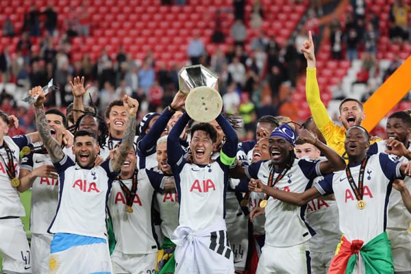 Los jugadores del Tottenham celebran con el trofeo el título de la Liga Europa. Foto: EFE