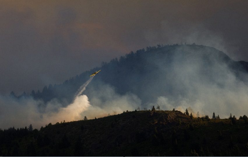 Fotografía sin fecha cedida de una avioneta tratando de controlar un incendio forestal en Neuquén (Argentina).EFE/ Greenpeace