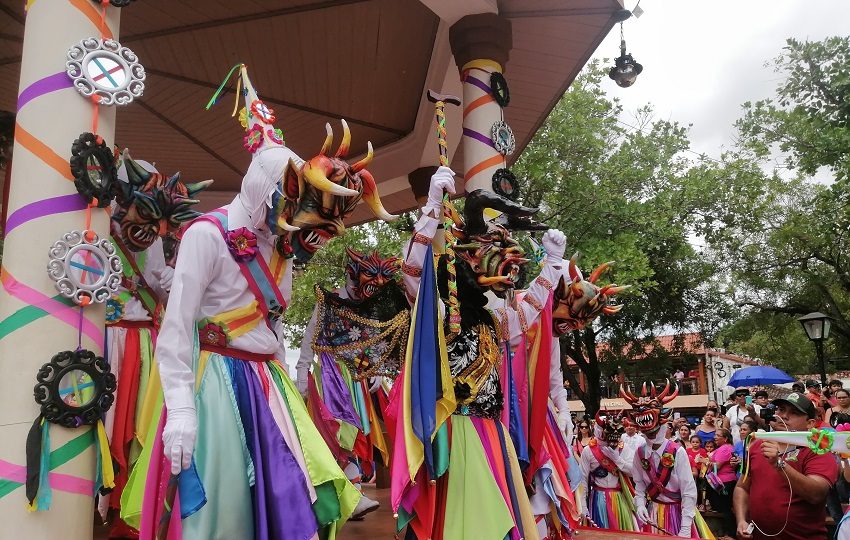 El día central, el jueves 19 de junio, se llevará a cabo la confección de alfombras desde tempranas horas de la mañana, seguida de la solemne misa y la gran procesión del Corpus.Foto. Thays Domínguez
