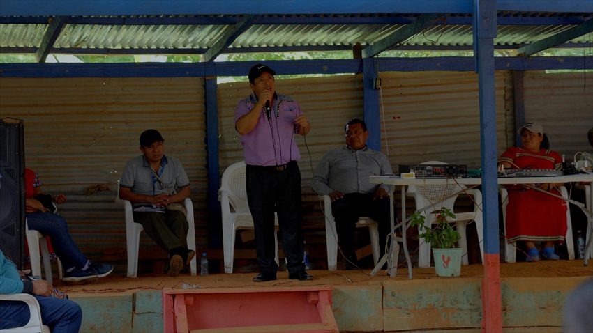 El viceministro conversa con miembros de la comunidad indígena. Foto: Cortesía