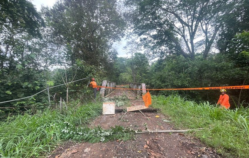 Bolívar Nieto, director provincial del Sinaproc en Panamá Oeste, informó que en ambos puentes se colocaron cintas de advertencia; no obstante, algunos residentes han retirado las mismas y continúan utilizando los puentes pese al peligro. Foto. Sinaproc
