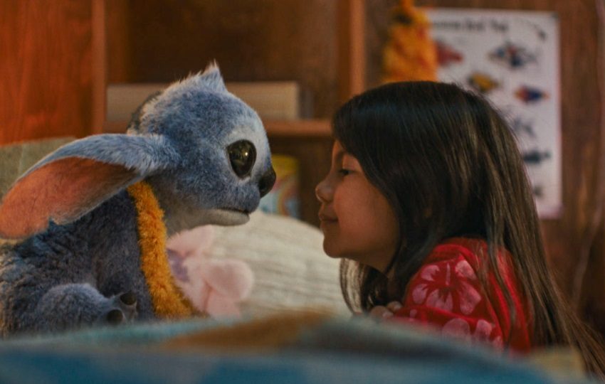 El personaje de ficción Stitch (i) y la joven actriz Maia Kealoha (d) como Lilo. Foto: EFE / Disney