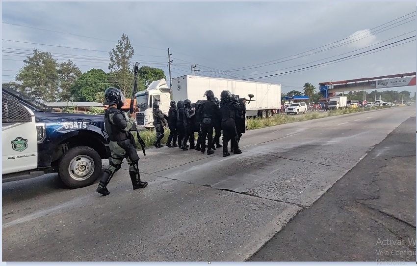 El incidente aumentó las voces de protesta de los docentes en contra de la PN a la cual acusaban de ser responsable de los daños causados al vehículo. Foto. Eric Montenegro