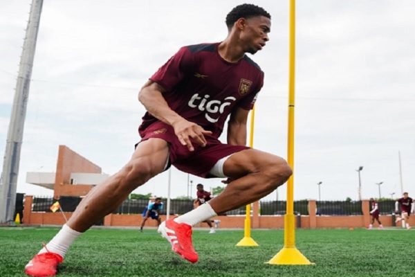 Edgardo Fariña en los entrenamientos con el equipo panameño. Foto: FPF