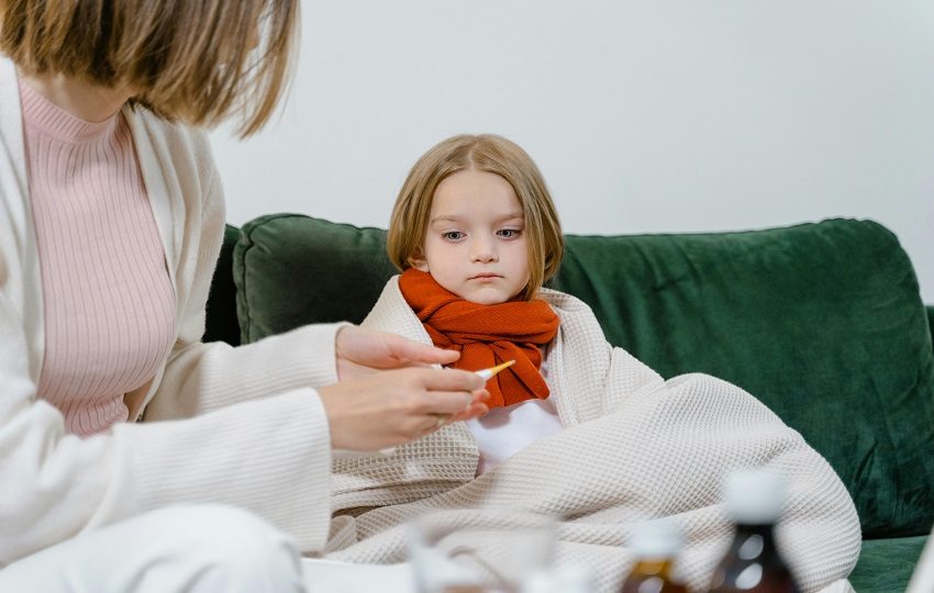 Algunos síntomas de esta enfermedad son: fiebre elevada, dolor de cabeza, rigidez de la nuca, sensibilidad a la luz. Foto: Pexels