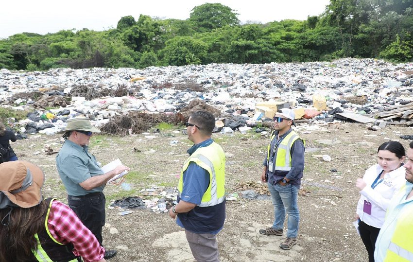 Se realizó una inspección al vertedero a cielo abierto en Macaracas. Foto. Cortesía. MiAmbiente