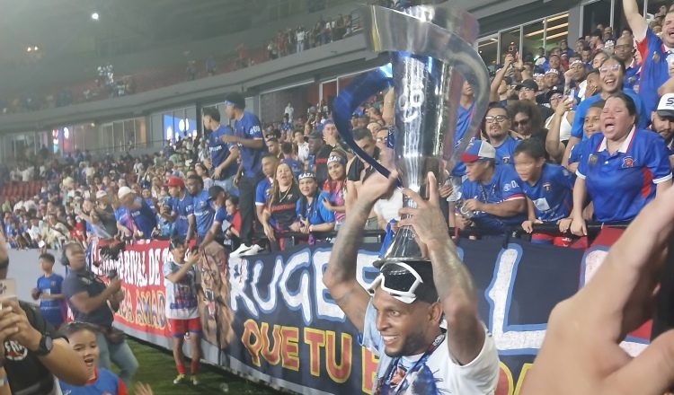 Alberto 'Negrito' Quintero celebra con la copa el título de campeón del Apertura 2025 de la LPF. Foto: Jaime A. Chávez R.