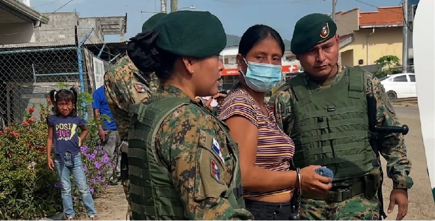Tres mujeres figuran entre los cuatros indígenas que quedaron detenidos en forma provisional. Foto: Internet