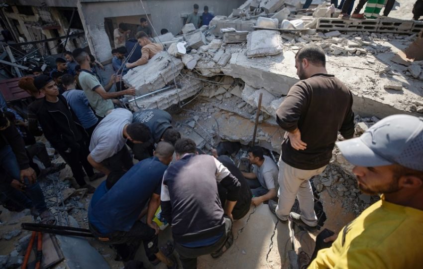 Palestinos buscan supervivientes bajo los escombros de una vivienda alcanzada por un ataque aéreo israelí en Yabalia. Foto: EFE