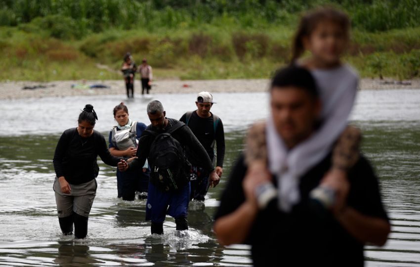 Migrantes que cruzan el río Tuquesa luego de atravesar la selva del Darién. Foto: EFE Archivo