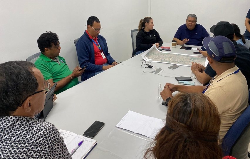 En las últimas horas, el director ejecutivo del Idaan, Rutilio Villarreal y su equipo de trabajo se reúne con autoridades del Minsa, MiAmbiente y las gobernaciones de Herrera y Los Santos. Foto. Cortesía Idaan