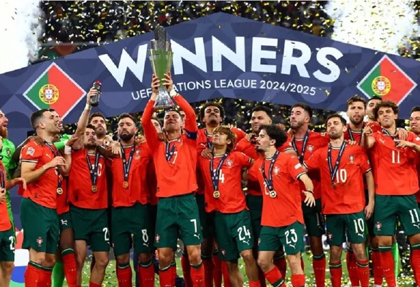 Jugadores de Portugal celebran tras ganar la final de la Liga de Naciones ante España, disputada en Múnich (Alemania). Foto: EFE/Anna Szilagyi