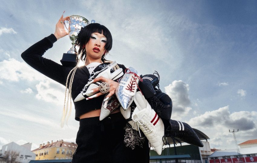 Una modelo con diseños inspirados en las botas de fútbol. Foto: Cedida por Krack / EFE