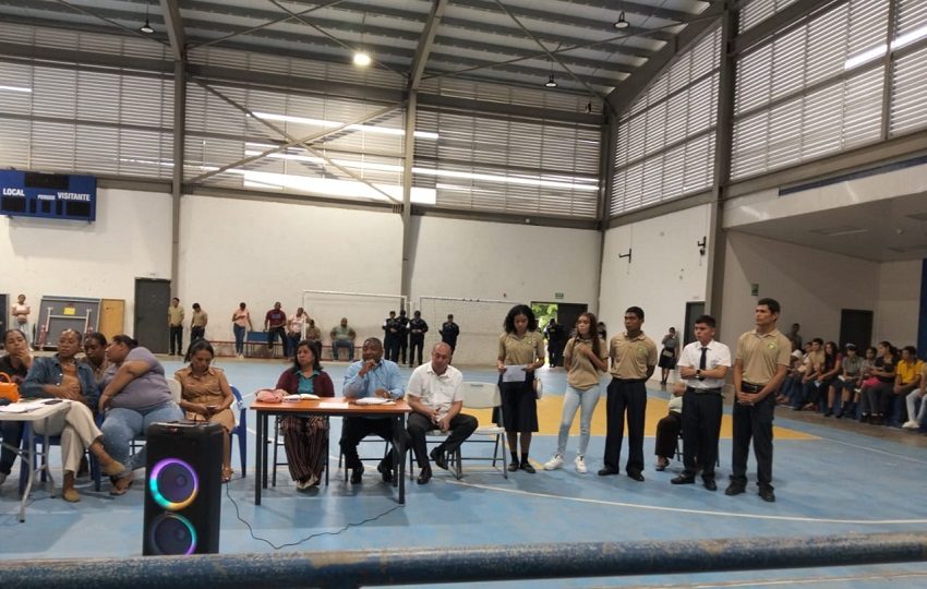 Los alumnos insistieron ante los funcionarios del Meduca que, si bien reconocen el derecho de los docentes a protestar, como estudiantes también tienen derecho a la educación. Foto. Eric Montenegro