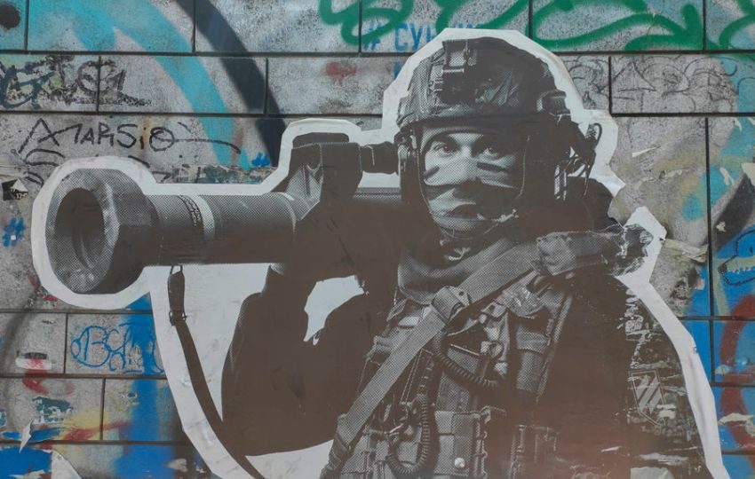 Grafiti de un soldado ucraniano en una calle de Kiev. Foto: EFE