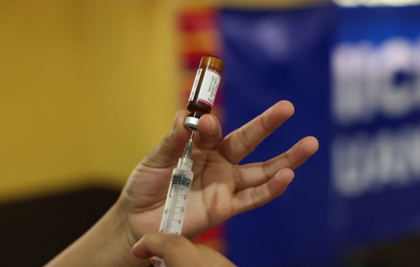 Jeringa con la vacuna contra el sarampión. Foto: EFE