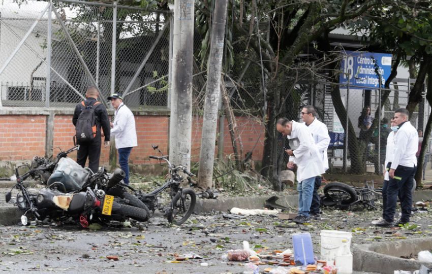 Peritos forenses trabajan en los alrededores de la estación de policía del barrio Meléndez donde ocurrió un atentado. Foto: EFE
