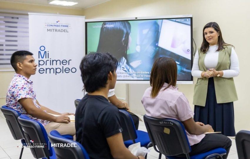 La ministra de Trabajo y Desarrollo Laboral, Jackeline Muñoz participó del evento. Foto: Cortesía.