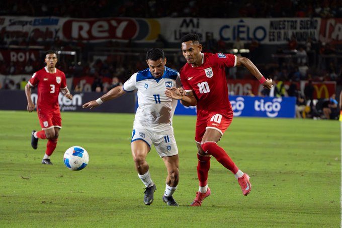 Ismael Díaz de Panamá (der.) disputa el balón ante Juan Barrera (11). Foto: FPF