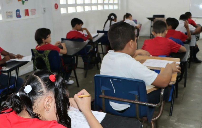 Los docentes continúan aplicando las pruebas trimestrales a los estudiantes sin ninguna dificultad.  Foto: Cortesía