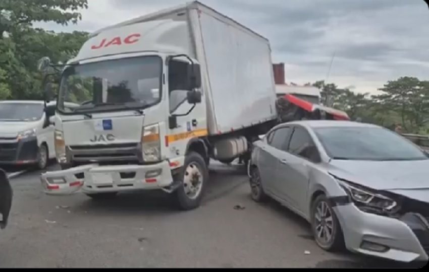Se logró movilizar algunos vehículos para habilitar un carril de la vía para disminuir el pesado tráfico.