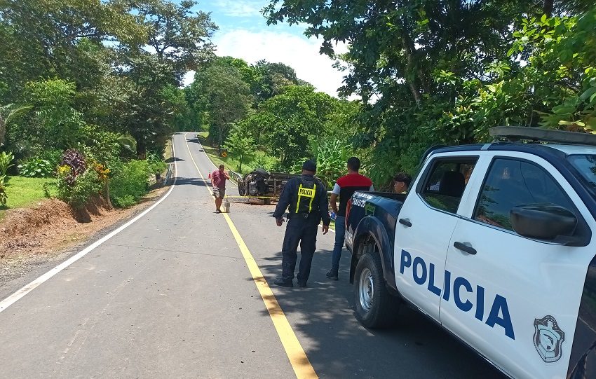 La Dirección de Operaciones del Tránsito y Transporte Terrestre y el Ministerio Público, con apoyo de la personería del distrito de Las Palmas, llevan a cabo las primeras pesquisas. Foto. Melquiades Vásquez