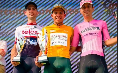 El panameño Franklin Archibold (dent.) se impuso en el Circuito Montañés. Foto: Fepaci