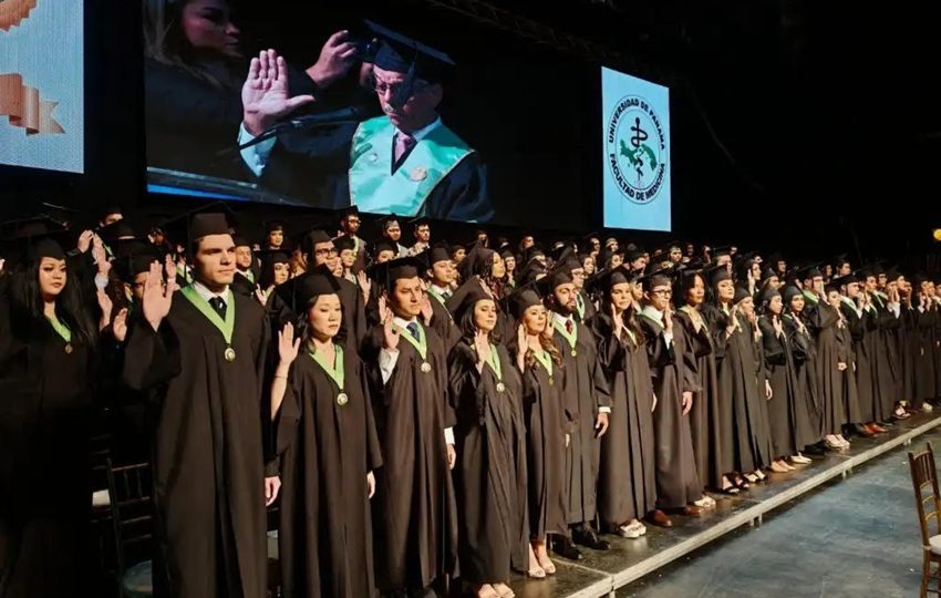 Graduación de estudiantes de medicina de la UP. Foto: Cortesía