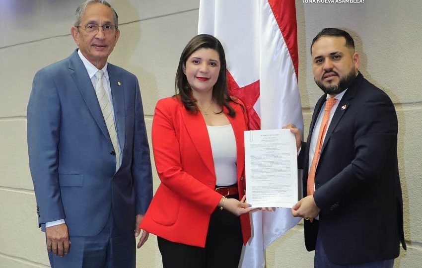 La ministra de Trabajo, Jackeline Muñoz, presentó ante el pleno el proyecto. Foto: Cortesía
