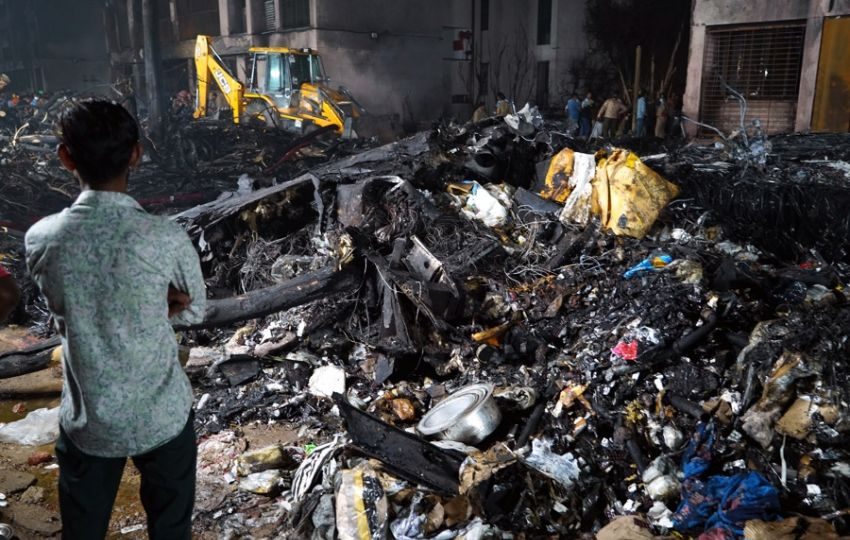 Un hombre se encuentra en el lugar de un accidente aéreo cerca del Aeropuerto Internacional Sardar Vallabhbhai Patel en Ahmedabad, Gujarat, India. Foto: EFE