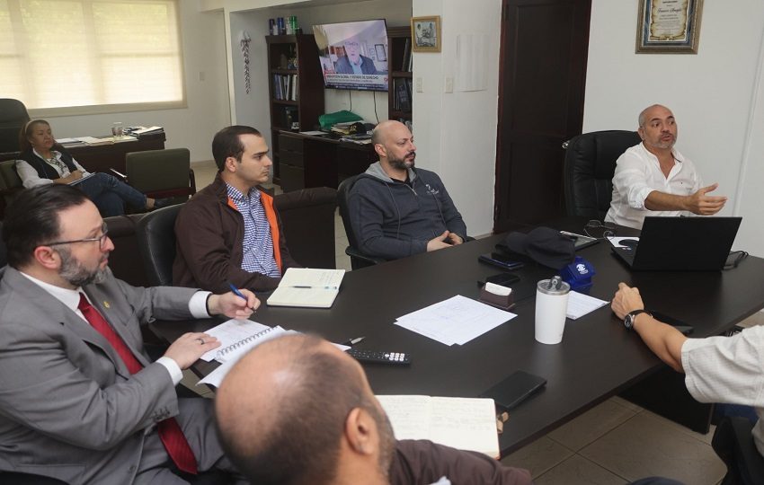 El viceministro Ameglio junto a ejecutivos de este sector. Foto: Cortesía