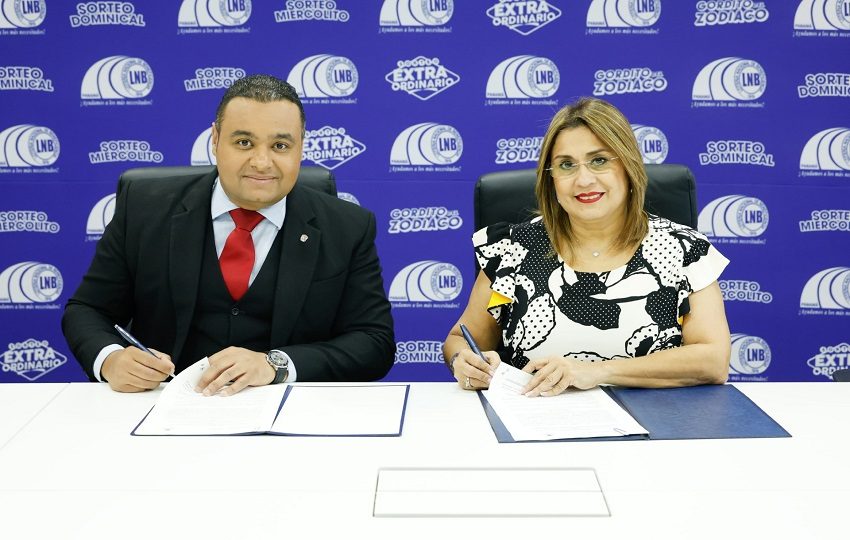 Ramón Abadi Balid, de Acodeco, y Saquina Jaramillo, de la LNB. Foto: Cortesía