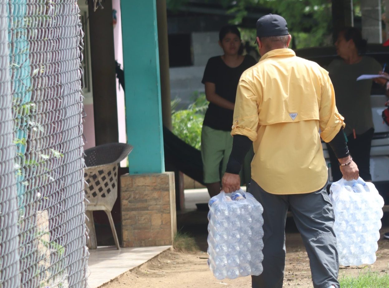 Ante reportes de especulación en algunos comercios, las autoridades emitieron un decreto que establece precios tope para la venta de agua embotellada en los establecimientos comerciales. Foto. Thays Domínguez