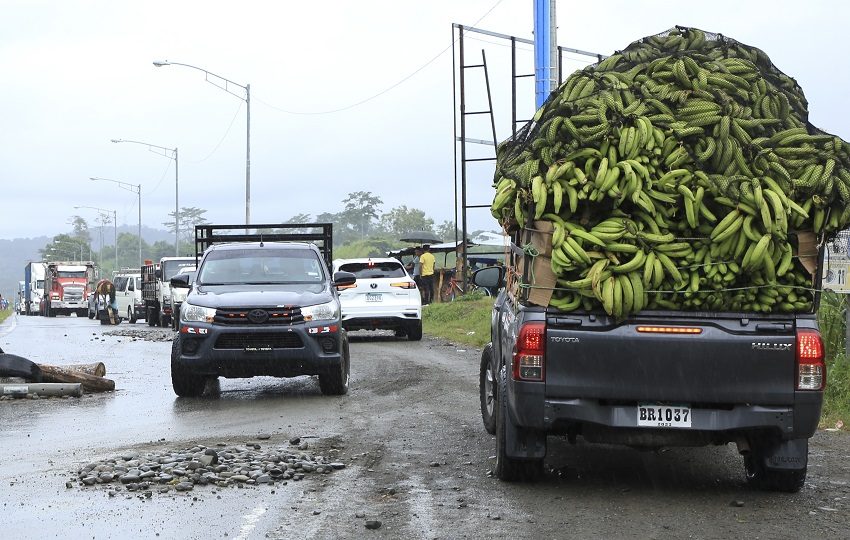 Alrededor de 20 puntos se mantienen bloqueados en la provincia de Bocas del Toro. Foto: EFE