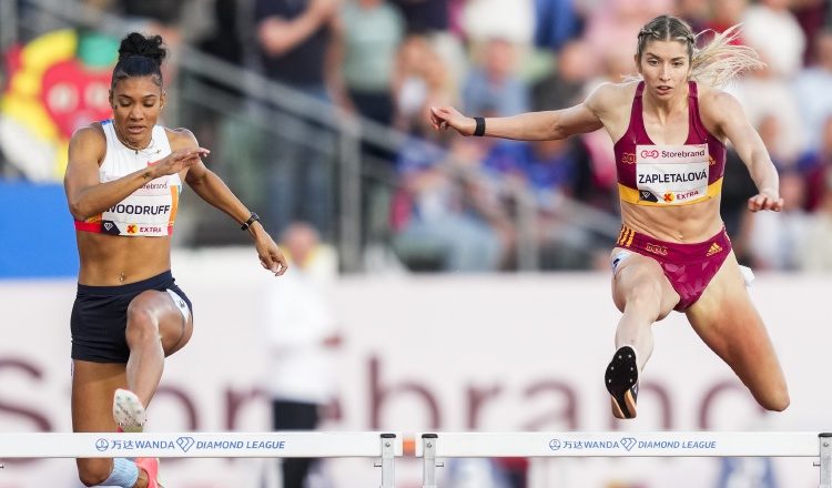 Gianna Woodruff, de Panamá (izq.) y Zapletalova, de Eslovaquia. Foto: EFE
