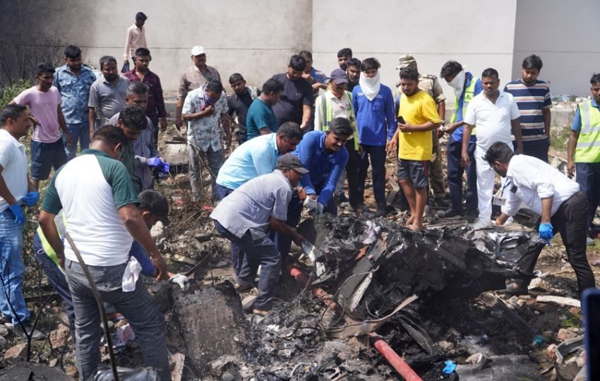 Los funcionarios inspeccionan el lugar de un accidente aéreo cerca del Aeropuerto Internacional Sardar Vallabhbhai Patel en Ahmedabad, Gujarat, India occidental. Foto: EFE