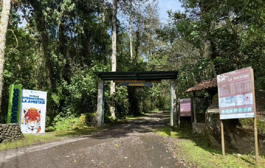 Aunque se mantiene cerrado el paso a vehículos, el acceso peatonal hacia todas las áreas del parque continúa habilitado. Foto. Cortesía MiAmbiente