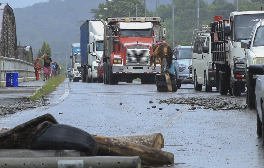 La situación ha provocado escasez de gasolina, productos de primera necesidad y fallas en el servicio de telefonía celular, según reportan residentes bocatoreños. Foto. EFE