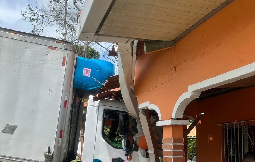 En el accidente de Capira, la vivienda sufrió daños en varias columnas, techo y una cerca de pilotes de concreto. Foto. Eric Montenegro