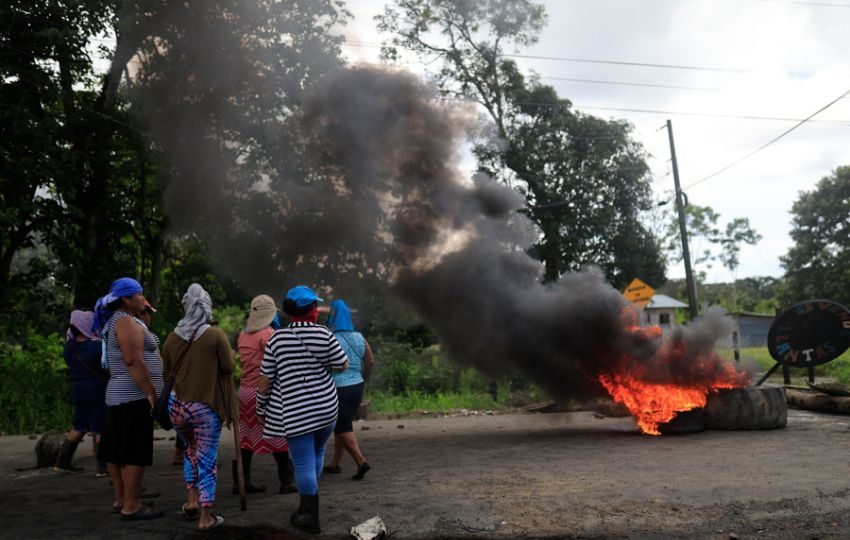 Se mantienen los cierres de vías en la provincia de Bocas del Toro. Foto: EFE