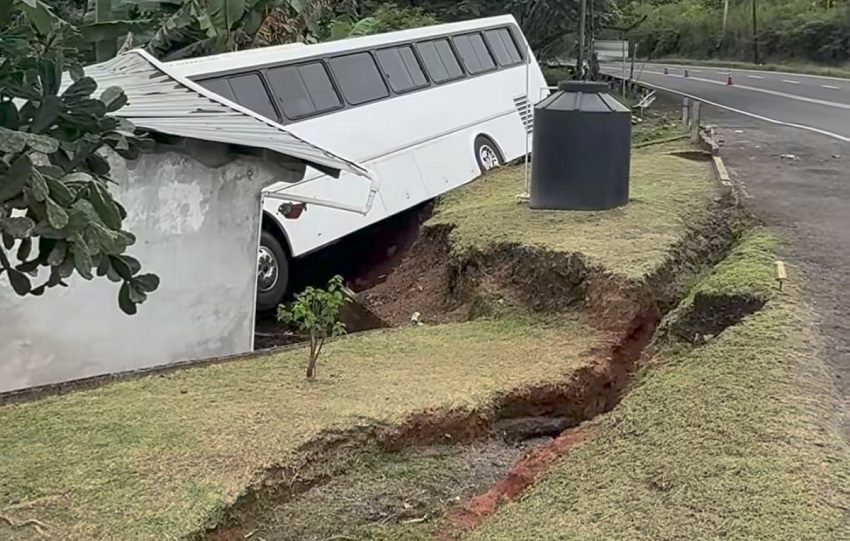 Extraoficialmente, se informó que el conductor del autobús perdió el control y se estrelló contra la cocina de una residencia. Foto. Diómedes Sánchez